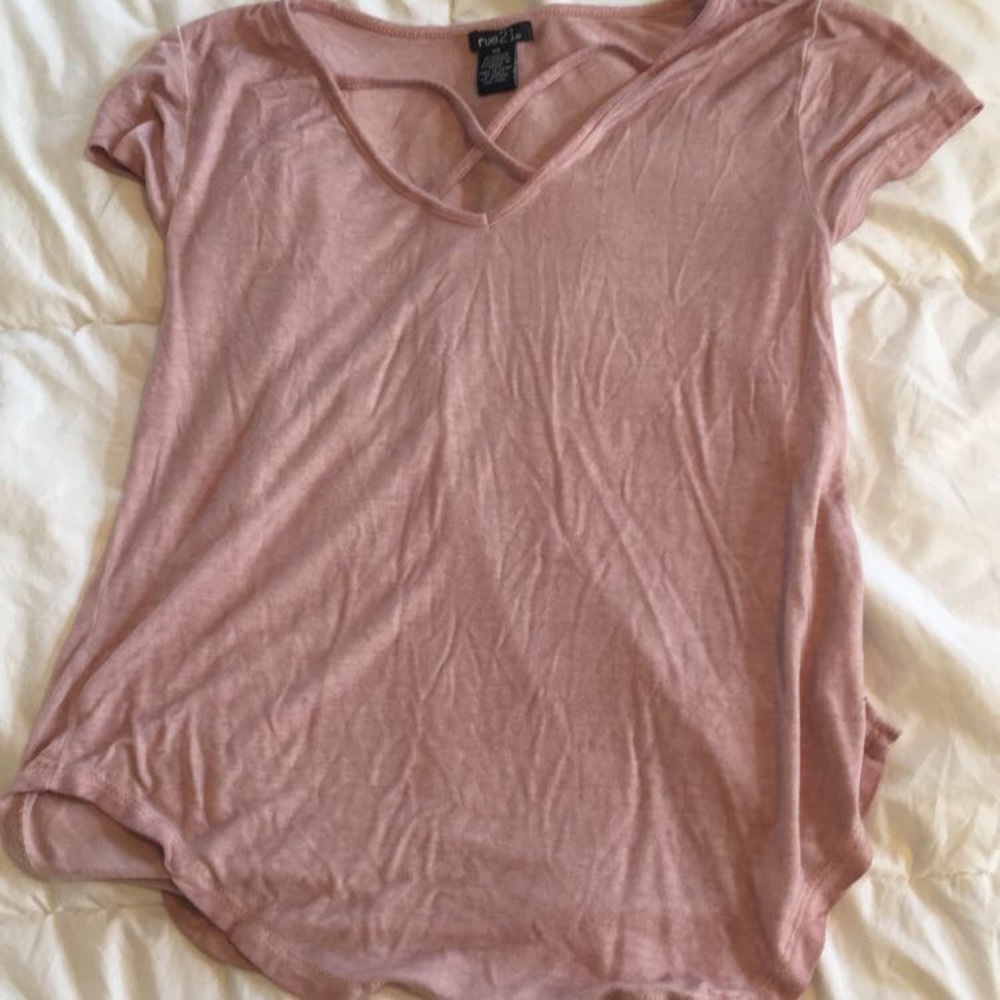 Short sleeve graphic tee. Laced in the neckline